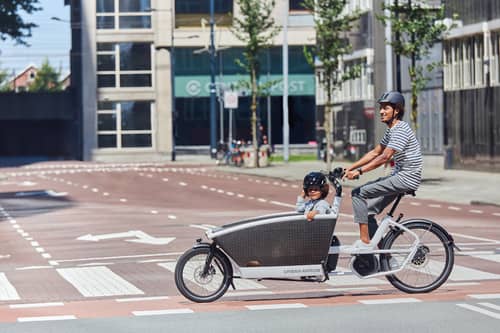 E-Transportfahrrad, Mann mit Kind