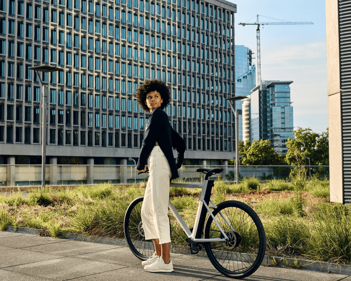 Frau mit Rad